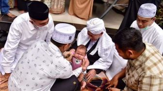 Momen Gubernur Sumut Edy Rahmayadi Gelar Tradisi Peutron Aneuk untuk Cucunya