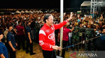 Menikmati Konser Slank dan Kla Project Bersama Warga Ende, Jokowi Ucapkan Terima Kasih
