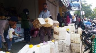 Pembeli (Masih) Antre Minyak Goreng di Magelang, Antara Subsidi Dicabut dan Banjir Rob Pelabuhan Semarang