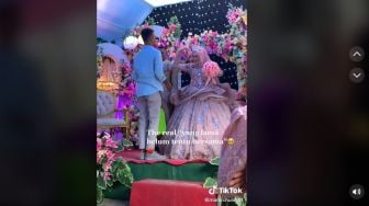 Ditinggal Nikah Mantan, Pria Ini Tetap 'Cool' di Kondangan dan Bawa Hadiah