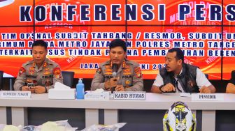 Kapolres Tangerang Selatan (Tangsel) AKBP Sarly Sollu (kiri) dan Kabid Humas Polda Metro Jaya Kombes Pol Endra Zulpan saat rilis kasus pembuhan berencana di Polda Metro Jaya, Jakarta Selatan, Kamis (2/6/2022). [Suara.com/Alfian Winanto]