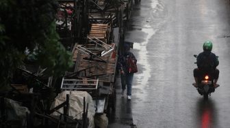 Warga berjalan di kawasan Pasar Minggu, Jakarta, Kamis (2/6/2022). [Suara.com/Angga Budhiyanto]