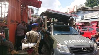 Aparat Gabungan Tertibkan Puluhan PKL di Jalan Ottista Samarinda: Memicu Kemacetan