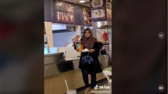 Jengkel Gegara Hal Ini, Viral Emak-emak Nekat Bawa Minyak Goreng Sendiri ke Resto Favoritnya