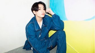 Jungkook BTS Kejutkan Penggemar dengan VLive, Ganteng Maksimal Pakai OOTD Cuma Rp2 Jutaan