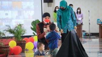 Gubernur Ganjar Beri Hadiah untuk Rifa dan Azril, Anak yang Berani Imunisasi di Jateng