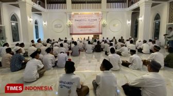 Ratusan Warga Memenuhi Masjid Al-Hasanah Probolinggo Mendoakan Putra Sulung Ridwan Kamil