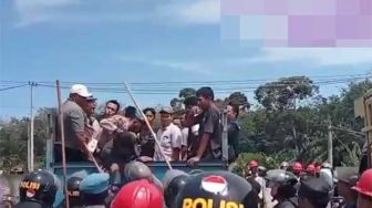 Viral Polisi Baret Biru Lempar Pria dari Atas Bak Truk, Ini Penjelasan Polres Rokan Hulu