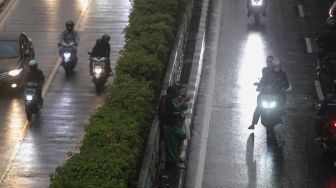 Pengemudi ojek menunggu penumpang di sekitar Stasiun Pasar Minggu, Jakarta, Kamis (2/6/2022). [Suara.com/Angga Budhiyanto]