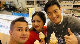 8 Gaya Artis Indonesia Ketemu Idol Korea, Raffi Ahmad Santai Gunakan Kemeja Ini