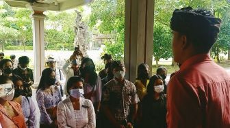 Kecewa Status SMAN Bali Mandara Diubah, Puluhan Orang Geruduk Kantor DPRD Bali