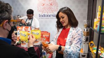 Mitra UMKM GoFood Kenalkan Oleh-Oleh Keripik Khas Padang di Paviliun Indonesia Swiss