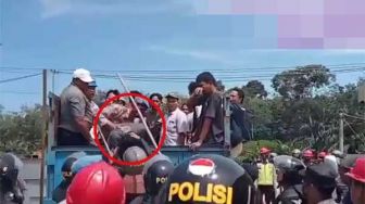 Polisi Jatuhkan Pendemo dari Atas Truk di Rokan Hulu, Kapolres: Kami Mohon Maaf