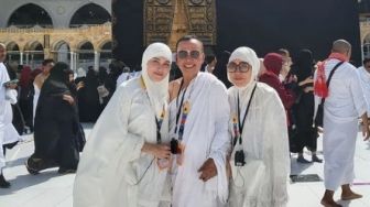 Ayu Ting Ting Berhijab Rayakan Ultah Ayah Rozak di Mekkah, Pesonanya Dipuji: Adem Dipandang!