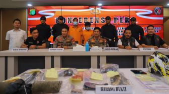 Tersangka berinisial  SY (53) dan MYN (18) dihadirkan saat rilis kasus pembuhan berencana di Polda Metro Jaya, Jakarta Selatan, Kamis (2/6/2022). [Suara.com/Alfian Winanto]