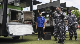 Panglima Komando Armada (Koarmada) RI Laksdya TNI Agung Prasetiawan (kedua kanan) bersiap memusnahkan barang bukti berupa kokain ke dalam insinerator di Mako Koarmada I, Jakarta, Kamis (2/6/2022). ANTARA FOTO/M Risyal Hidayat