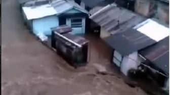 Dahsyatnya Banjir Bandang di Wonosobo, Ratusan Rumah Terendam, Motor Ikut Terhanyut