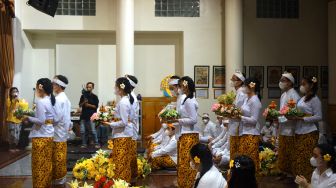 Sejumlah umat Budha melakukan Puja Bhakti Waisak 2566 BE di Vihara Budha Dharma di Kota Gorontalo, Gorontalo, Kamis (2/6/2022). [ANTARA FOTO/Adiwinata Solihin/hp]