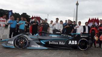 Gubernur DKI Jakarta Anies Baswedan (keempat kiri), Ketua Formula E Jakarta Ahmad Sahroni (ketiga kiri), Chief Championship Officer Formula E Alberto Longo (kelima kiri), Ketua IMI Bambang Soesatyo (kelima kanan), dan Direktur Utama JakPro Widi Amanasto (kiri) berfoto bersama para pebalap Formula E saat Meet and Greet Pebalap Formula E di kawasan Monas, Jakarta, Kamis (2/6/2022). [ANTARA FOTO/Indrianto Eko Suwarso/hp]