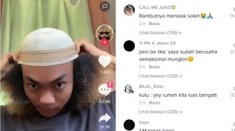 Pria Kribo Ini Kesulitan saat Coba Pakai Peci, Komentar Warganet Bikin Ngakak