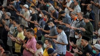 Umat Islam melaksanakan Salat Gaib di Masjid Raya Bandung, Jawa Barat, Jumat (3/6/2022). [ANTARA FOTO/Raisan Al Farisi/aww]