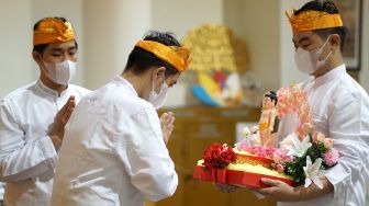 Umat Budha melakukan Puja Bhakti Waisak 2566 BE di Vihara Budha Dharma di Kota Gorontalo, Gorontalo, Kamis (2/6/2022). [ANTARA FOTO/Adiwinata Solihin/hp]