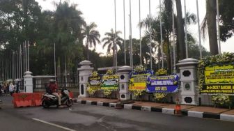 Rumah Dinas Ridwan Kamil Dipenuhi Karangan Bunga Duka Cita dari Berbagai Tokoh