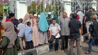 Potret Tradisi Ratusan Warga Ikut Mengantar Jemaah Calon haji, Carter Bus hingga Truk