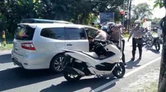 Sembari Gendong Balita, Wanita Ini Menenangkan Pria Ngamuk dan Mencoba Menyerang Polisi