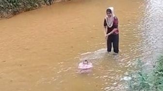 Viral Video Bayi Dibiarkan Berenang di Sungai Tuai Perdebatan Warganet