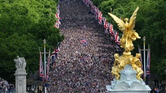 Warga Inggris memenuhi kawasan Istana Buckingham saat perayaan 70 tahun tahta Ratu atau Queen Platinum Jubilee di London, Ingrris, Kamis (2/6/2022). [Paul ELLIS / POOL / AFP]