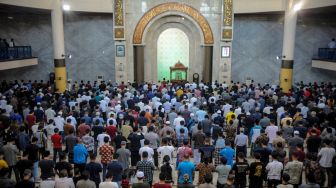 Umat Islam melaksanakan Salat Gaib di Masjid Raya Bandung, Jawa Barat, Jumat (3/6/2022). [ANTARA FOTO/Raisan Al Farisi/aww]