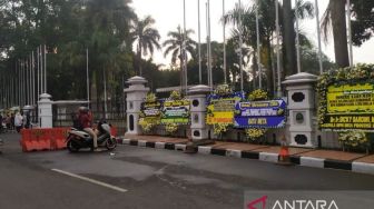 Rumah Dinas Ridwan Kamil Mulai Dipenuhi Karangan Bunga untuk Eril