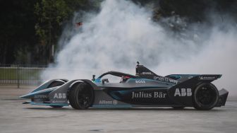 Pembalap tim Mercedes-EQ Formula E Nyck De Vries melakukan aksi "drifting" saat Meet and Greet Pebalap Formula E di kawasan Monas, Jakarta, Kamis (2/6/2022). [ANTARA FOTO/Indrianto Eko Suwarso/hp]