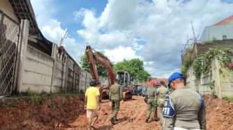 2 Alat Berat Proyek Pengurukan Lahan Disegel Satpol PP