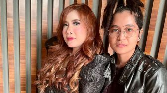 Debut di Dunia Musik, Angie Rey Bangga Nyanyikan Karya Mita The Virgin