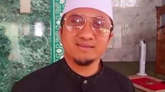 Ikut Salat Gaib Untuk Anak Ridwan Kamil, Ustaz Yusuf Mansur Dikritik Karena Main HP