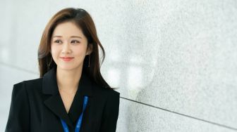 4 Konsep Surat Undangan Pernikahan Seleb Korea, Jang Nara Ada Gambar Tangan Bergandengan