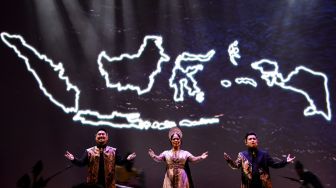 Penyanyi Kikan Namara (tengah), Alsant Nababan (kanan) dan Taufan Purbo (kiri) tampil dalam Pagelaran Sabang-Merauke di Djakarta Theater, Jakarta Pusat, Kamis (2/6/2022). [ANTARA FOTO/M Risyal Hidayat/hp]