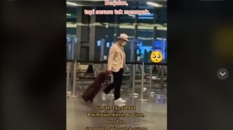 Video Ridwan Kamil Tertunduk Lesu di Bandara Swiss Viral, Warganet: Sabar Ya Pak