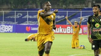 Striker Veteran Herman Dzumafo Resmi Perkuat FC Bekasi City, Atta Halilintar Kasih Komentar Tak Terduga