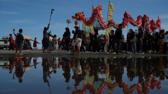 Warga keturunan Tionghoa membawa liong saat puncak perayaan Peh Cun 2022 di Pantai Parangtritis, Bantul, D.I Yogyakarta, Jumat (3/6/2022). [ANTARA FOTO/Andreas Fitri Atmoko/rwa]