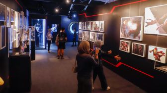 Pengunjung melihat koleksi Marvel Studios dalam pameran yang berlangsung di City Hall PIM 3, Jakarta Selatan, Sabtu (4/6/2022). [Suara.com/Alfian Winanto]