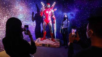 Pengunjung melihat koleksi Marvel Studios dalam pameran yang berlangsung di City Hall PIM 3, Jakarta Selatan, Sabtu (4/6/2022). [Suara.com/Alfian Winanto]