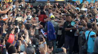 Pembalap Jaguar TCS Mitch Evans (tengah) menyalami pendukungnya usai menjuarai balapan Formula E seri kesembilan di Jakarta International E-Prix Circuit (JIEC), Jakarta, Sabtu (4/6/2022). [ANTARA FOTO/Indrianto Eko Suwarso/aww]