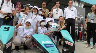 Gubernur DKI Jakarta Anies Baswedan (tengah) bersama Chief Championship Officer Formula E Alberto Longo (ketiga kanan) berfoto bersama sejumlah murid TK saat meninjau paddock tim balap Formula E di Jakarta International E-Prix Circuit (JIEC), Jakarta, Jumat (3/6/2022). [ANTARA FOTO/Indrianto Eko Suwarso/rwa]