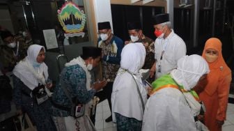 Gubernur Jawa Tengah Ganjar Pranowo (kanan kedua) melepas keberangkatan jamaah calon haji kloter pertama di Asrama Haji Donohudan, Boyolali, Jawa Tengah, Jumat (3/6/2022) malam. [ANTARA FOTO/Aloysius Jarot Nugroho/nym].
