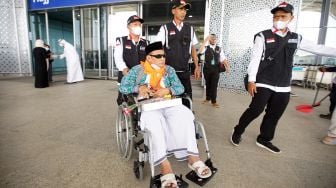 Petugas Panitia Penyelenggara Ibadah Haji (PPIH) menyambut jamaah calon haji kloter pertama dari embarkasi Solo setibanya di Bandar Udara Internasional Amir Muhammad bin Abdul Aziz (AMMA), Madinah, Sabtu (3/6/2022). [ANTARA FOTO/HO/Media Center Haji 2022/aww]