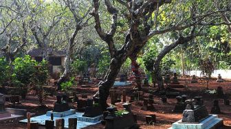 Bikin Nangis, Pria Kunjungi Makam Orang Tua Curhat Hidup Tanpa Ibu Tak Mudah