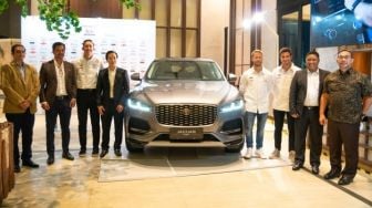 Siapkan Mobil Listrik Mewah untuk Pasar Nasional, PT JLM Auto Indonesia Sambut Tim Balap Formula E Jaguar TCS Racing